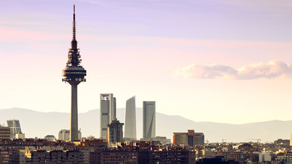 Skyline of Madrid with mountains in the background - obrazy, fototapety, plakaty