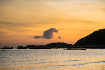 Fototapeta na wymiar Pictures of Tawaen Beach in the dawn, the sun was rising, morning sunrise time on Koh Lan island after the outbreak of the Covid 19 virus.