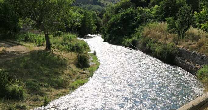 Meandro y camino de rio de monta&ntilde;a de Espa&ntilde;a con sonido