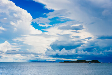 Fototapeta premium The pictures of clear skies and beautiful clouds and the beach during the day time