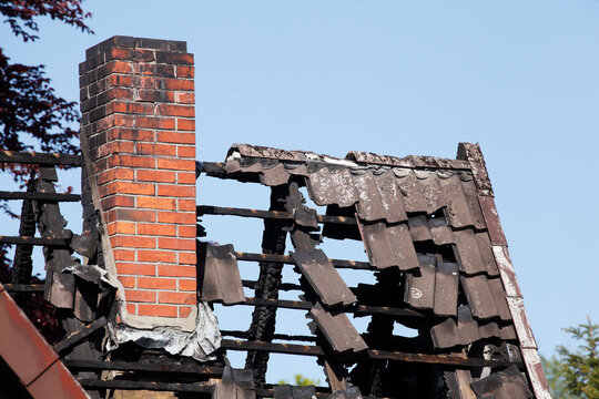 Ausgebranntes Dachgeschoss, Brandschaden, abgebranntes Haus