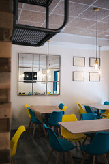 interior de una cafetería moderna 