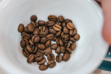 granos de café en taza 