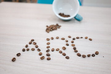 Fototapeta na wymiar taza y granos de café letras