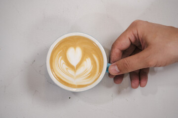 un café con leche bonito plano desde arriba
