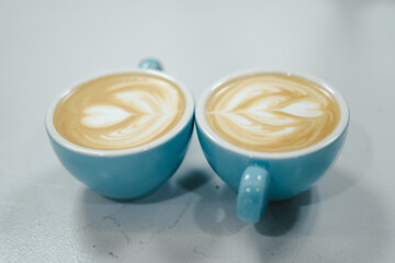 dos tazas de café con leche bonitas desde lateral