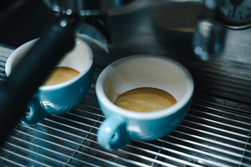 dos tazas de café preparados en maquina de café expresso