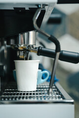 porta filtros con tazas de café en cafetería moderna de especialidad café para llevar