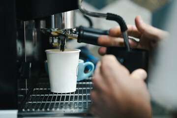 porta filtros con tazas de café en cafetería moderna de especialidad café para llevar