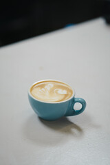 porta filtros con tazas de café en cafetería moderna de especialidad