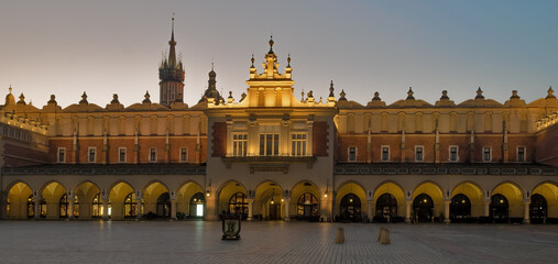 Obraz premium The iconic Cloth Hall at Dawn in Krakow, Poland