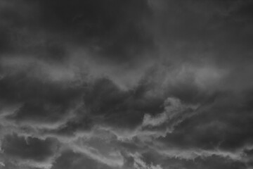 Fototapeta premium czarne i szare chmury przed deszczem