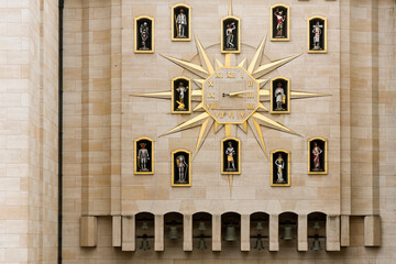 The star-shaped clock and statues on the facade of the Mont des Arts carillon in Brussel