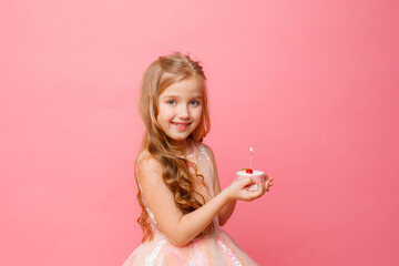 Obraz na płótnie Canvas little girl with birthday cake on pink background