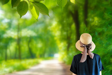 공원 산책하는 모자쓴 여인