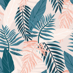 Modèle vectoriel tropical dessiné à la main sans couture avec des feuilles de palmier exotiques et diverses plantes sur fond clair.