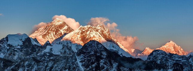 Everest-Berg bei Sonnenuntergang. Dramatische Himalaya-Gipfel. Everest-, Lhotse-, Nuptse- und Makalu-Gebirge. Blick vom Gokyo Ri im Himalaya, Nepal.