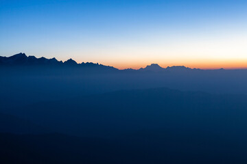Vorm van Himalaya-bereik in de vroege ochtend vanaf Pikey-piek. Kangchenjunga-berg bij zonsopgang. Himalaya. Nepal.
