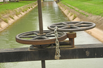 Wheels and cogs for floodgate controlling with lock