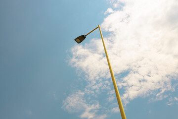 ledowa latarnia uliczna na tle niebieskiego nieba z chmarami  © Pawel Pendzialek