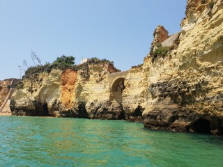 Fototapeta na wymiar Der wohl schönste Teil des Felsalgarve liegt in der nähe von Lagos Portugal. Bei einer morgentlichen (dann sind die Lichtverhältnisse besonders gut) Bootsfahrt kann man Höhlen und Strände entdecken.