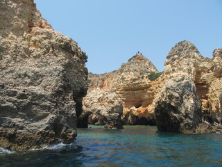 Naklejka premium Der wohl schönste Teil des Felsalgarve liegt in der nähe von Lagos Portugal. Bei einer morgentlichen (dann sind die Lichtverhältnisse besonders gut) Bootsfahrt kann man Höhlen und Strände entdecken.