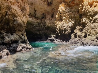 Naklejka premium Der wohl schönste Teil des Felsalgarve liegt in der nähe von Lagos Portugal. Bei einer morgentlichen (dann sind die Lichtverhältnisse besonders gut) Bootsfahrt kann man Höhlen und Strände entdecken.