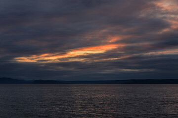Obraz premium Beautiful sunset with clouds and sea.