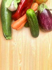 Verduras frescas de la huerta: pimiento, pepino, berenjena, zanahorias, ajo, judias verdes, tomate. Sobre fondo madera clara mesa.