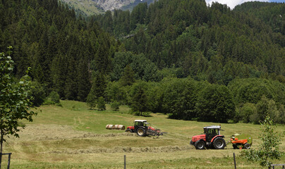paesaggio di montagna trattori fieno raccolta fieno balla fieno contadino