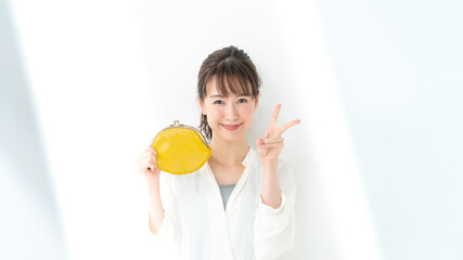 財布を持つ女性