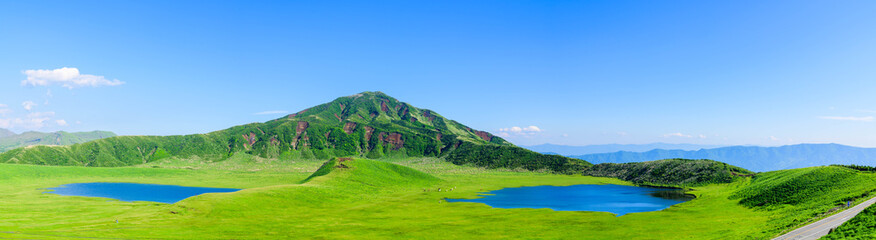 阿蘇草千里展望台から阿蘇山と草千里ヶ浜のパノラマ風景写真 最高に美しい大自然の絶景風景 新緑・初夏 日本 Panoramic view of Mount Aso and Kus Senrigahama from Aso Kussenri Observatory The most beautiful scenery of nature Fresh green/early summer Japan © KOROKICHIKUN