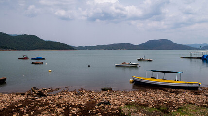 laguna de valle de bravo con lanchas en agua