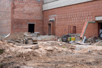 Construction of a brick building using columns