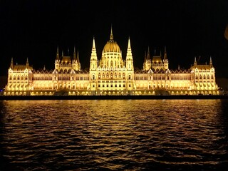 Fototapeta premium parliament building in budapest at night
