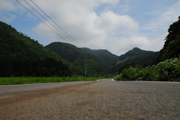 田舎の山間の道の風景