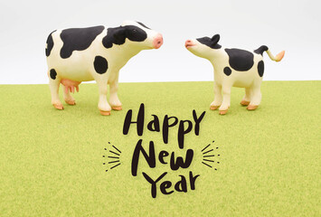 2021年　丑年の年賀状デザイン　芝生の上に牛の粘土人形　横位置