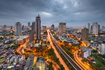 Naklejka premium Bangkok, Thailand cityscape at dusk.