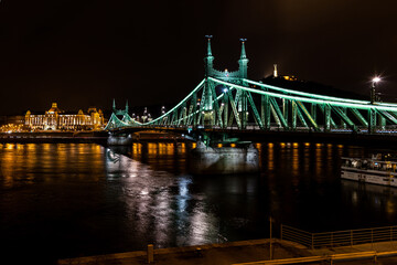 ponte Elisabetta  sul Danubio a Budapest di notte 