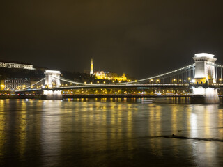 Fototapeta na wymiar Il castello di Budapest visto dal ponte della catene 