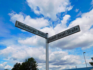 Straßenschild mit historischen Namen