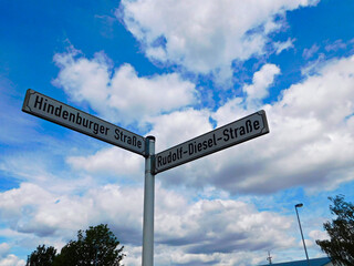 Straßenschild mit historischen Namen