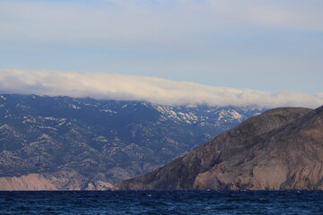 wolken rund um die bucht von baska auf krk
