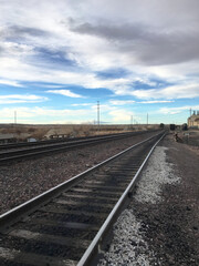 Obraz premium Beautiful sky over railroad tracks in California suburb
