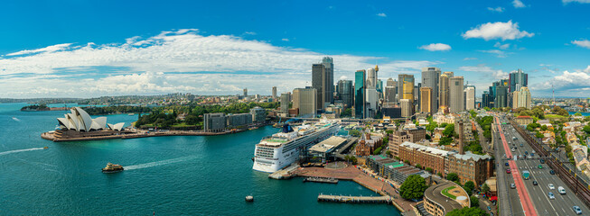 Fototapeta premium Panoramiczny widok na zatokę portową w Sydney i panoramę centrum Sydney z operą w piękne popołudnie, Sydney, Australia.