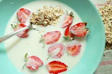 Strawberries with milk and oatmeal