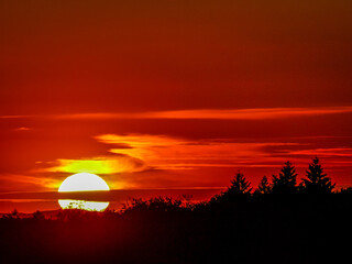 Fototapeta na wymiar Sonnenuntergang in Hügellandschaft