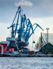 Obraz premium Coal loading at a bunker ship in port