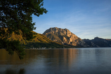 See mit Berg in Abendstimmung