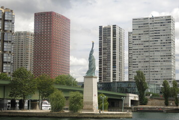 Fototapeta na wymiar Statue de la libertée française dans paris 